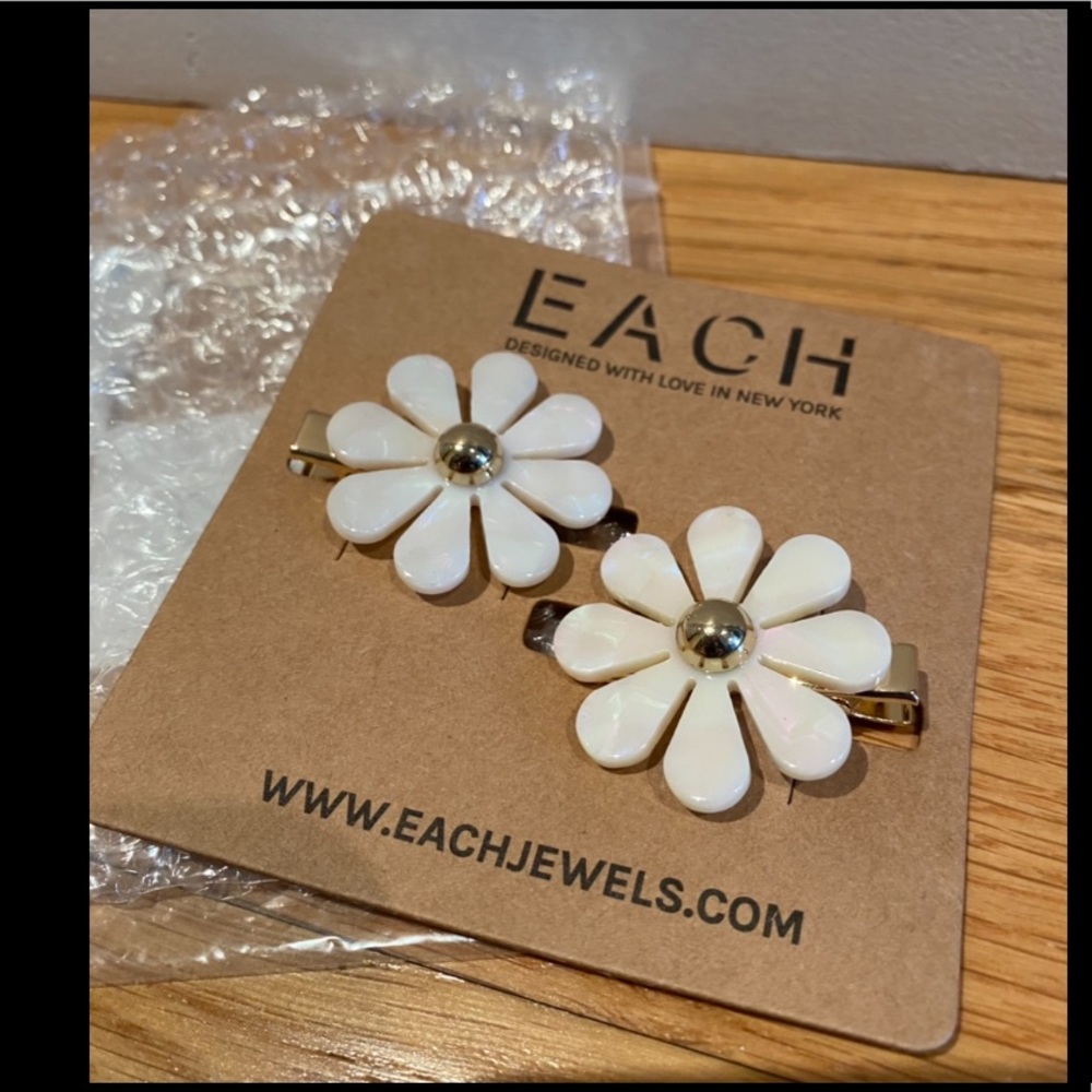 NWT Each jewels pearlized clip barrette set